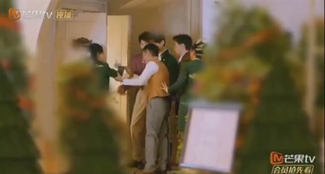 《明星大侦探》第一集将圣诞树都加上马赛克。（图／翻摄自微博）