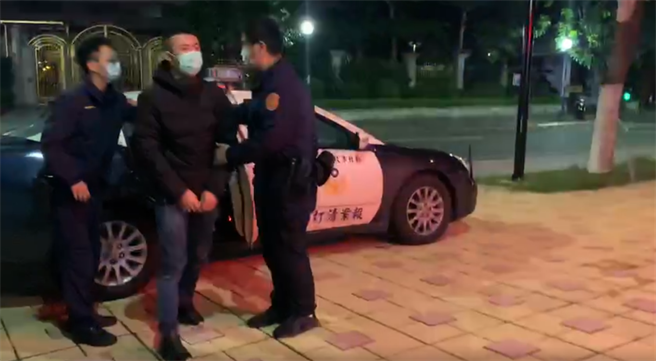 21岁杨姓男子在家乐福芦洲店偷喝饮料还放回架上，遭警方依违反窃盗罪嫌移送侦办。（记者蔡雯如翻摄）