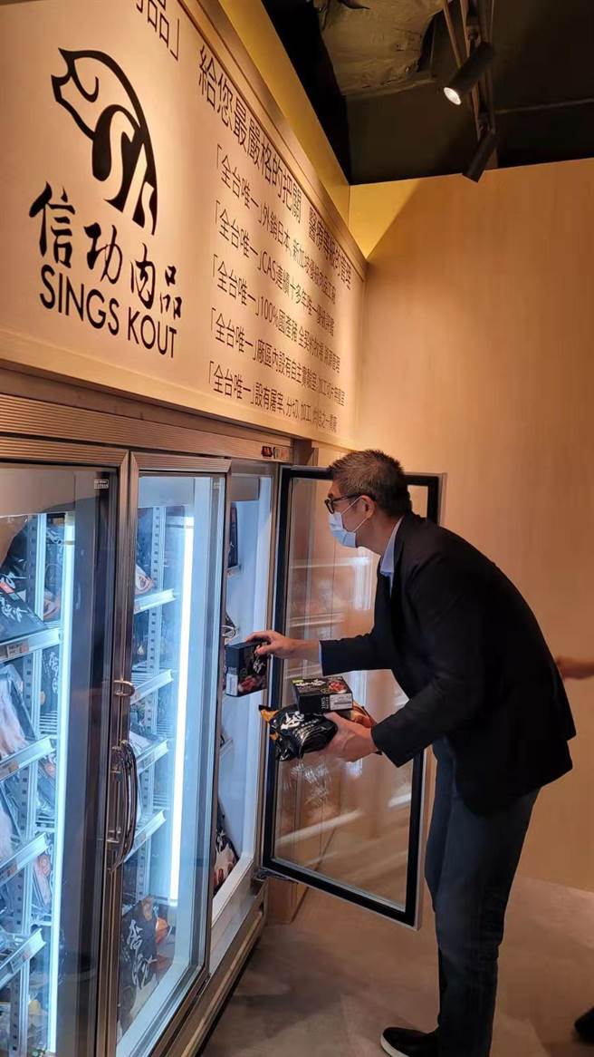 連勝文去信功畫面(取自連勝文臉書)