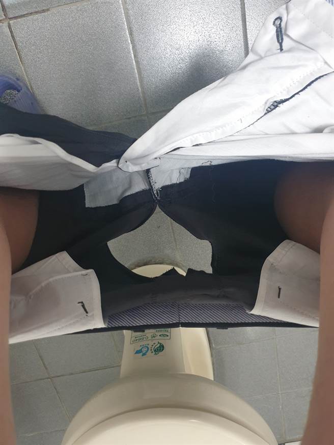 男「蛋蛋凉整天」直到上厕所才发现裤子破了个大洞。（图／翻摄自脸书《爆废公社公开版》）