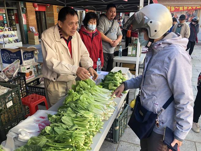 金门「安心农民市集」今（26）日上午在县定古蹟总兵署广场开市，好产品加上好天气吸引乡亲捧场。（李金生摄）
