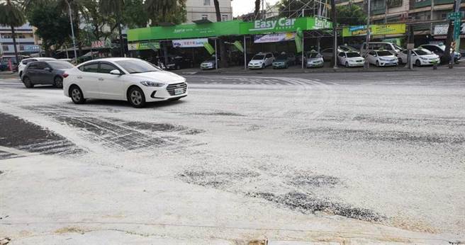 载满白色油漆的货车前天下午在小港区一处路口遭曳引车追撞，白色油漆瞬间将路面漆成雪白一片。（图／翻摄画面）