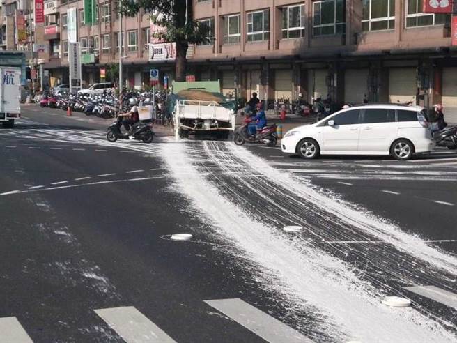 &nbsp;货车被追撞后，往前滑行，油漆在后方拉出一条长长的白线。（图／翻摄画面）