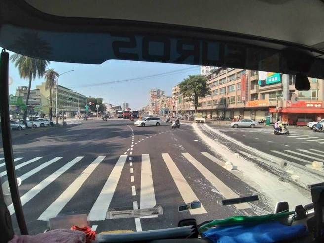 满载白色油漆的货车遭追撞，滑行至前方路口。（图／读者提供）