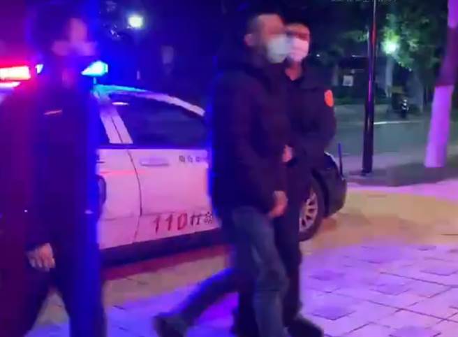 屁孩再闹家乐福，偷喝饮料放回架上，店方怒报警。（图／芦洲分局提供）