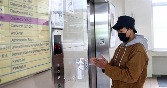 经常喷洒酒精维护双手卫生，却可能伤害皮肤保护屏障。（图／报系资料照）