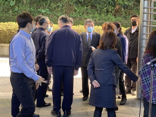 衛福部長陳時中陪同行政院長蘇貞昌視察烏來檢疫所。（王揚傑攝）