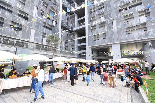 太平育贤好宅一期日前入住典礼，举办宅市集凝聚居民向心力。（台中市政府提供／陈世宗台中传真）.