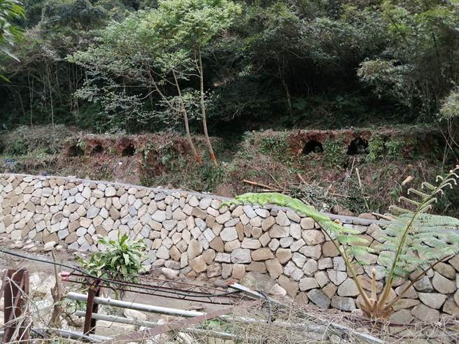 三峡安坑里因苏迪勒颱风侵袭，意外发现日治时期焦炭窑遗址，农业局为保护遗址，着手进行鹿母潭溪整治计画，预计明年2月前完工。（图由新北市农业局提供）