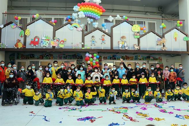 嘉義市精忠國小附設幼兒園落成，市長黃敏惠與師生同喜。（嘉義市政府提供）