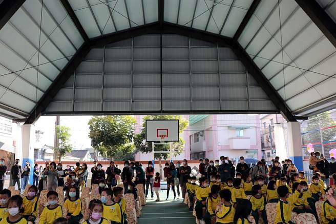 嘉義市精忠國小風雨球場啟用。（嘉義市政府提供）