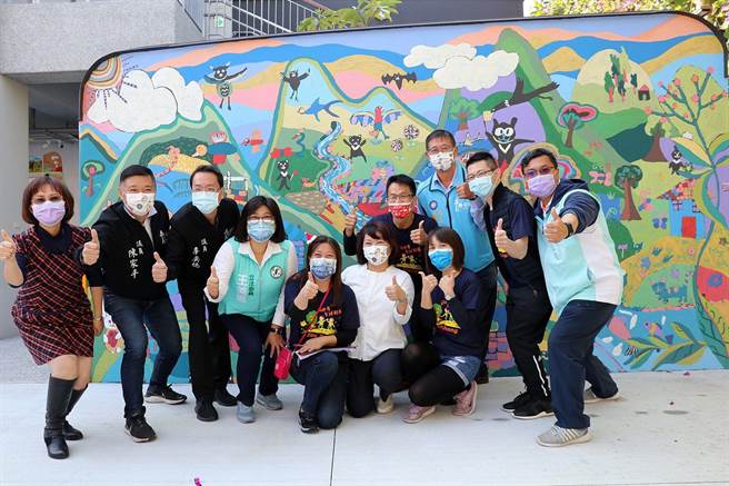 嘉義市精忠國小彩繪牆繽紛活潑。（嘉義市政府提供）
