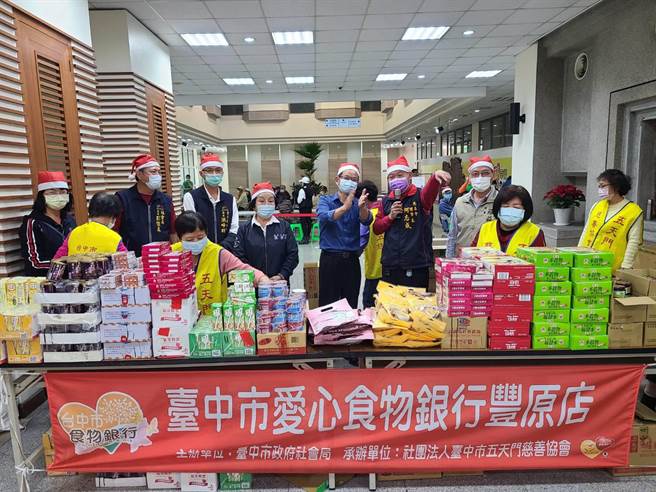台中市爱心食物银行丰原站发放民生物资，并举办东南亚文化推广活动。（台中市社会局提供／王文吉台中传真）