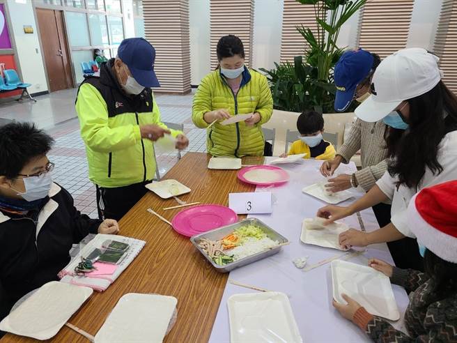 台中市亲子阅读协会指导受助家庭手作凉拌米线、春卷等东南亚美食。（台中市社会局提供／王文吉台中传真）