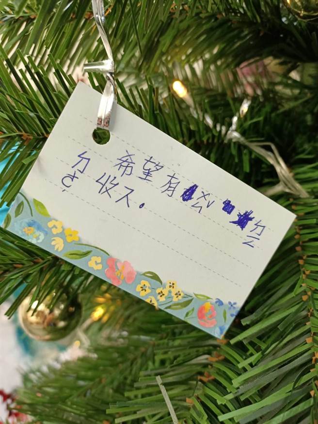 食物银行受助家户孩童用注音文写下耶诞愿望「希望有稳定收入」，贴心懂事，令人动容。（台中市社会局提供／王文吉台中传真）