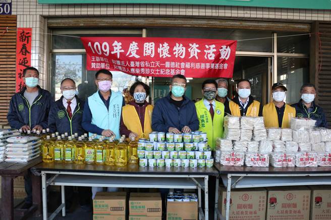 立法院副院长蔡其昌携手善团体募集爱心物资，分别在清水、大甲发送民生用品。（王文吉摄）