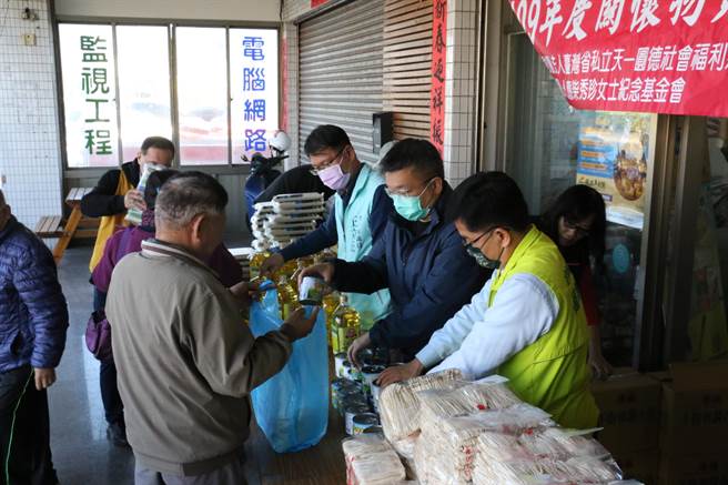 立法院副院长蔡其昌（右二）协助发送民生用品，寒冬送暖弱势族群。（王文吉摄）