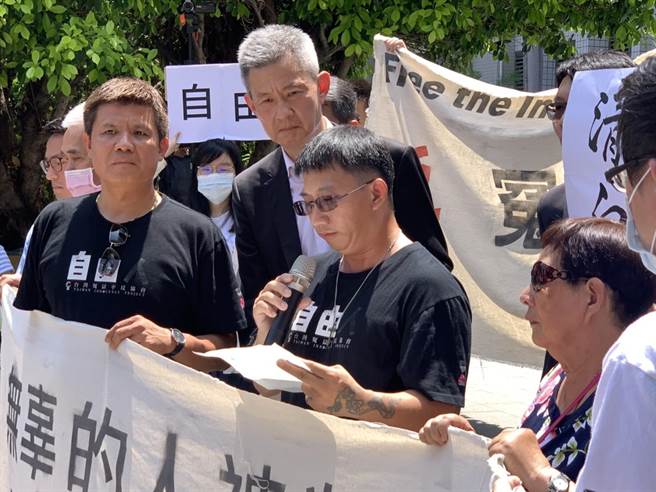 谢志宏今年6月获判无罪定谳，在法院门口感谢各方声援。（本报资料照／程炳璋台南传真）