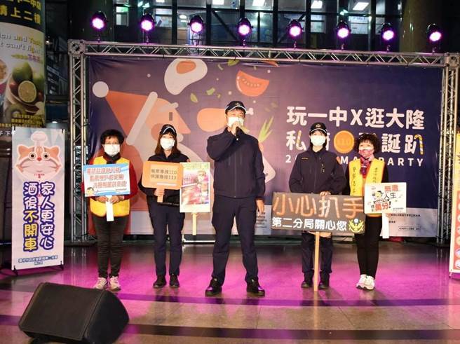 台中市警察局第二分局结合一中商圈「玩一中X逛大隆私厨圣诞趴」活动，进行治、交安宣导，除呼吁驾驶人须有「防卫驾驶」观念。（台中市警局二分局提供）