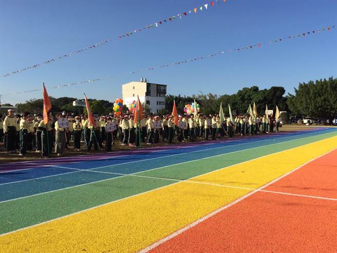 春安国小今日举行跑道落成启用典礼暨第54届学校社区运动大会。（台中市政府提供／陈世宗台中传真）