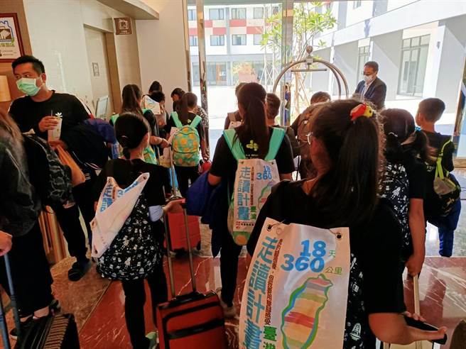 嘉义县义竹乡和顺国小学生今、明2天回乡走读，故宫南院旁的棒棒积木饭店特别赞助住宿。（张毓翎摄）