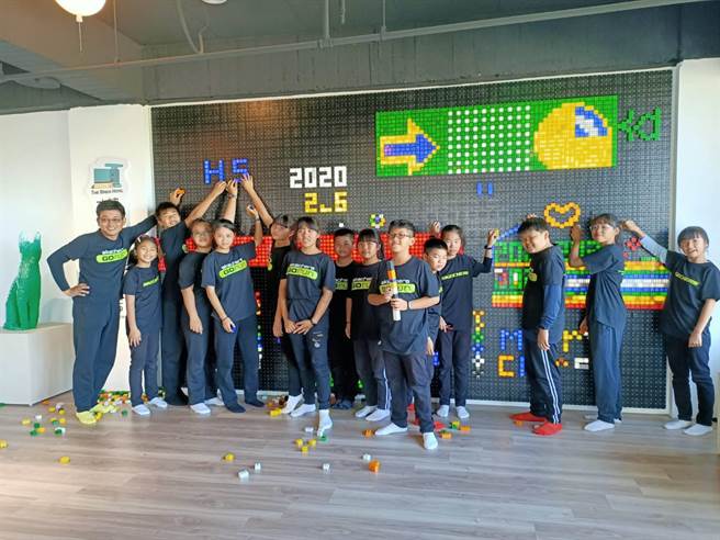 老师林颖慧（左一）带领学生利用18个放假日，走访18县市共360公里。（张毓翎摄）