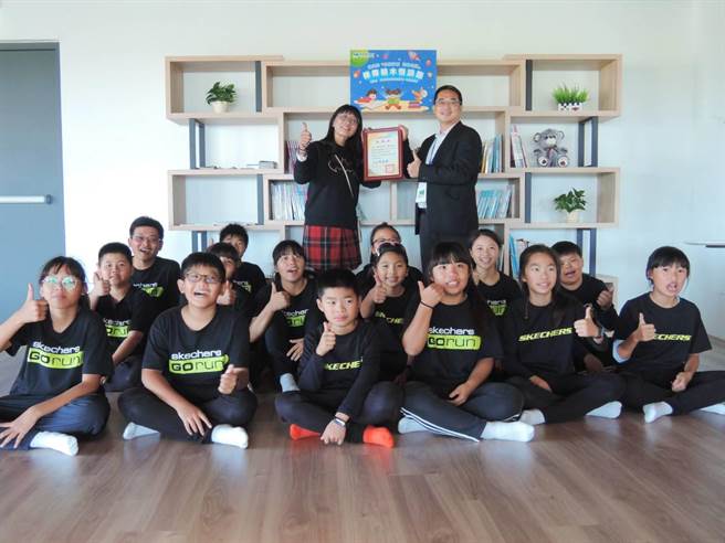 和顺国小校长贺惠芳（最后排左）致赠感谢状给棒棒积木饭店总经理汤孟哲（最后排右）。（张毓翎摄）