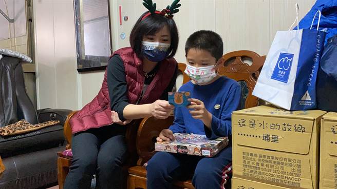 立委何欣纯送礼物给小宥，并代他念出给天上妈妈的卡片。（冯惠宜摄）