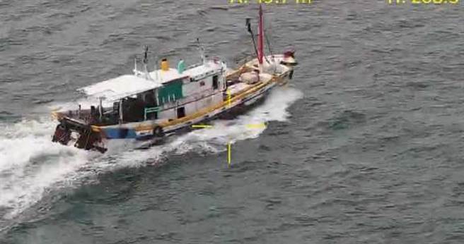 海巡署第六巡防区指挥部昨出动无人机，在茄萣外海空拍抓渔船违规作业情形。（图／海巡署提供）