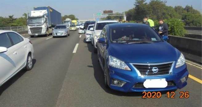 国道自小客国1南向冈山路段今天上午1辆自小客疑未保持车距，酿6车连环撞，幸无人受伤，警方到场处理。（图／读者提供）