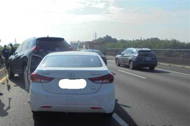 事故现场，6车连环撞，一度造成车流回堵。（图／读者提供）