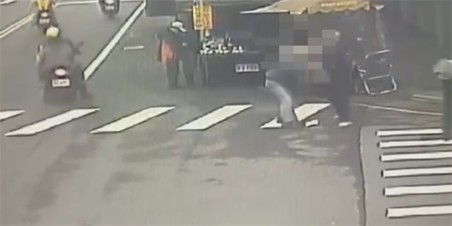 新北市三峽區鄭姓男子不滿86歲宋姓老翁朝他盯著看，便出手毆打老翁至顱內出血，事後遭員警壓制保護管束。（記者蔡雯如翻攝）