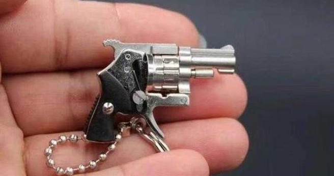 这款可以填充火药、发射弹丸的钥匙圈，被大陆当局认定为是非制式枪械。（图／翻摄自网易新闻）