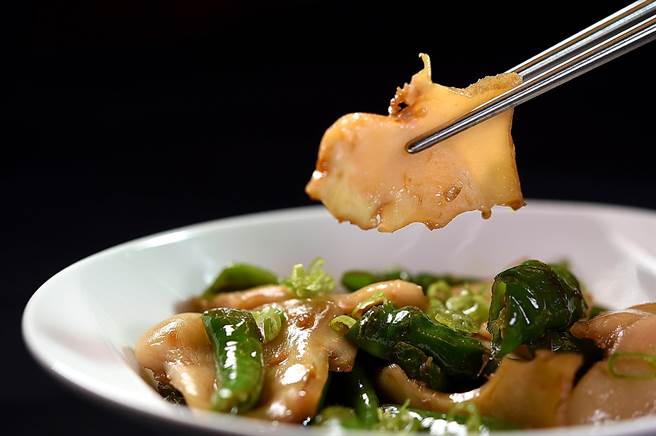 为开拓新客层，最老字号台菜餐厅〈青叶〉重新復业推出不少新菜，图为带点川味的〈尖椒螺片〉。（图／姚舜）