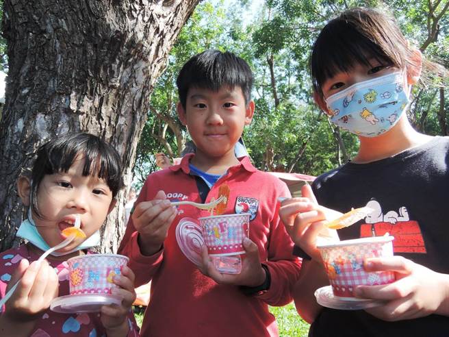 小朋友拿著烏魚子義大利麵，迫不及待打開來享用。（張毓翎攝）