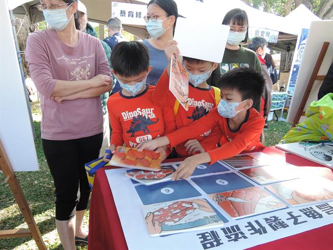 今天還有各種烏魚子體驗活動，小朋友玩超HIGH。（張毓翎攝）