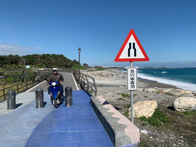 县府今年8月已公告两潭自行车道一律禁行汽机车，其中连结花莲市、吉安乡南滨、化仁海堤，九河川局施工升级改造成游憩区，却经常有机车闯入，让警方防不胜防。（王志伟摄）