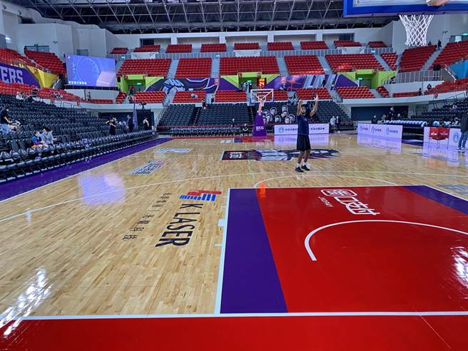 新竹縣立體育館的木質地板都已重新磨平上漆過了。(黃及人攝)