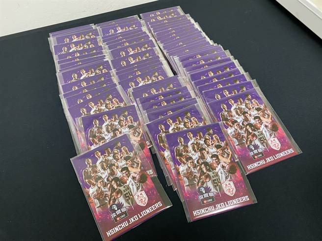 進場觀眾都可拿到正光一條根舒適貼的小贈品。(黃及人攝)