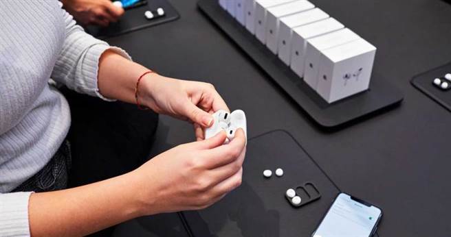 苹果 AirPods 耳机在全球热销，Google 近日也针对安卓手机更新了「快速配对」介面。（图／Apple提供）