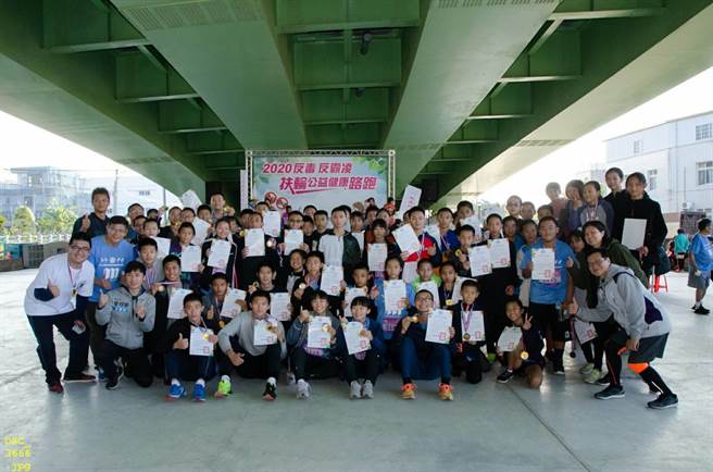 苗栗縣家長協會，26日和扶輪社辦理「2020反毒反霸凌扶輪公益健康路跑」，強力宣導反毒及反霸凌觀念。（苗栗縣家長協會提供／何冠嫻苗栗傳真）