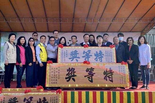 竹山镇农会冬季杉林溪优良茶颁奖典礼，26日热闹登场，南投县长林明溱（中）专程前往颁奖，担任最佳茶叶代言人。（黄立杰摄）