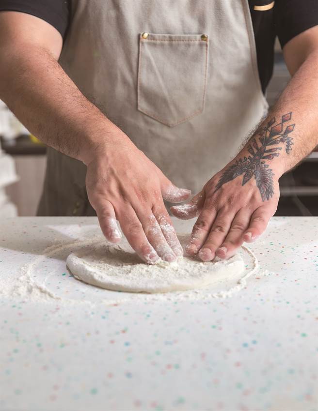 哈比最有自信的是自己七年多的义式及欧陆餐厨经验，以及饼皮制作能力，每一张饼的揉、擀、烤都是他亲手制作，香Q无比。（图／IN新竹提供）