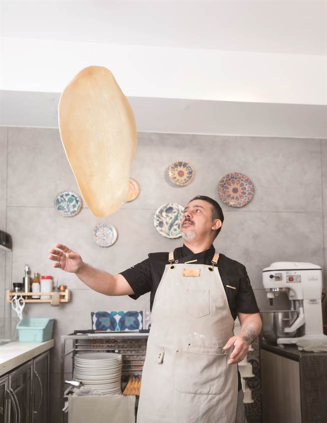 哈比七年多的义式及欧陆餐厨经验，钻研义大利正统饼皮做法，让这里的烤饼跟披萨一直很受欢迎，也绝对是蒞临此处不能忘记点的必吃料理！（图／IN新竹提供）