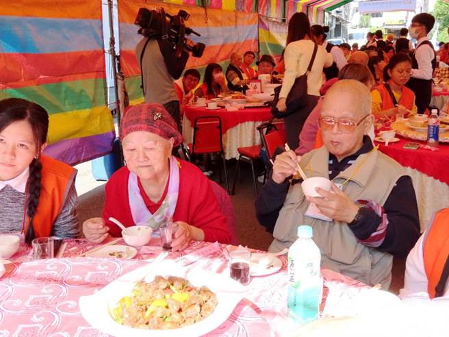 72岁吴阿公努力抗癌，20年未吃围炉团圆饭，参加弘道围炉餐活动很开心。（弘道基金会提供）