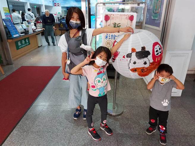 板桥户政事务所今天举办新住民彩绘灯笼活动。（板桥户政事务所提供）