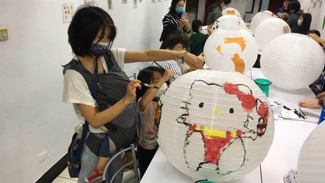 板桥户政事务所今天举办新住民彩绘灯笼活动。（板桥户政事务所提供）