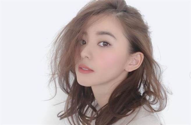 27岁日本女星朝比奈彩（AsahinaAya）拥有清秀甜美外型配上171cm高䠷身材。（图／IG@asahina_aya）