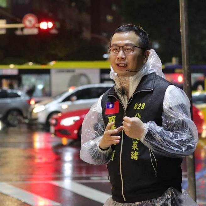台北市議員羅智強投入街講，積極與市民面對面互動，並說明時政。（取自羅智強臉書／李侑珊台北傳真）