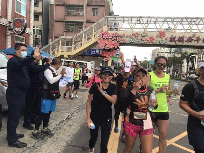 盲人環台687公里路跑平鎮警設公益補給站。(平鎮警分局提供／呂筱蟬桃園傳真)